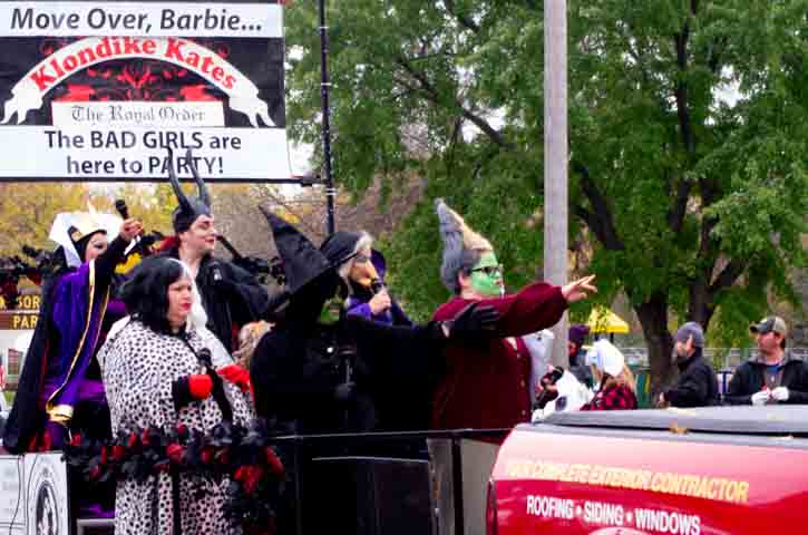 Klondike Kates float with women in costumes